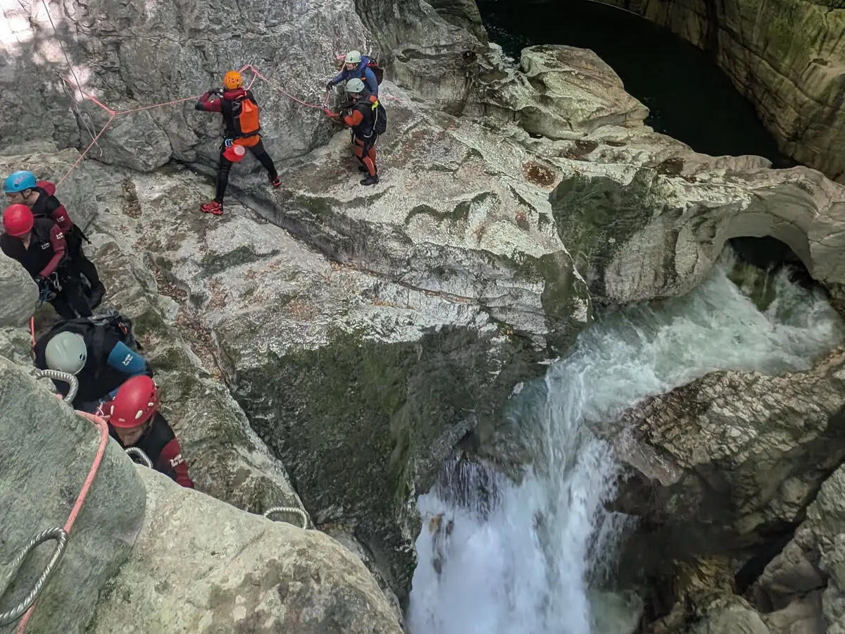 Groupe du club en main courante au-dessus d'une cascade