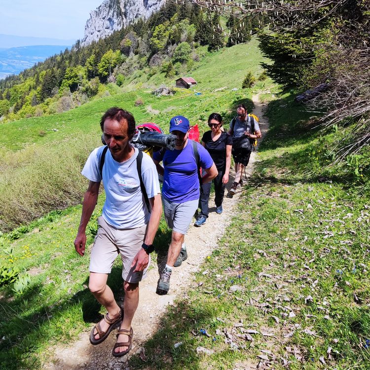 Marche d'approche du club sur un sentier de montagne