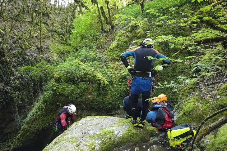 Groupe en progression dans un canyon