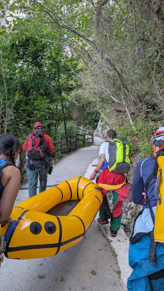 Marche d’approche, bateaux sous le bras