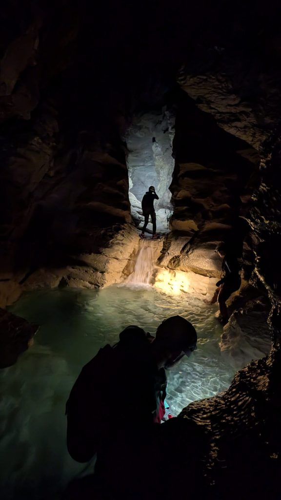 Dans une salle, au bord de l’eau